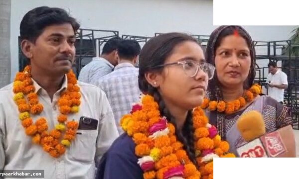 यूपी टॉपर अनुष्का: 13 किमी साइकिल से स्कूल जाने वाली बेटी