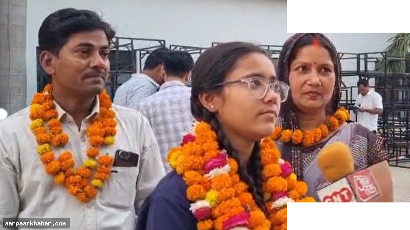यूपी टॉपर अनुष्का: 13 किमी साइकिल से स्कूल जाने वाली बेटी