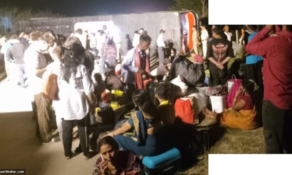मथुरा यमुना एक्सप्रेसवे पर बस पलटी, 20 घायल