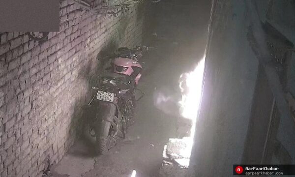 दिल्ली: आदर्श नगर में घर के बाहर आगजनी, युवक फरार