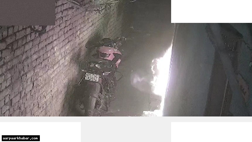 दिल्ली: आदर्श नगर में घर के बाहर आगजनी, युवक फरार