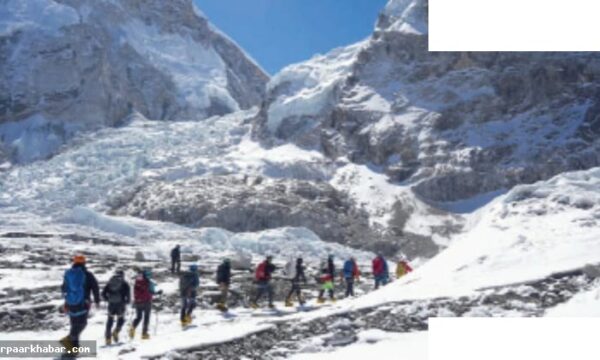 एवरेस्ट पर ग्लेशियर से बंद हुआ रास्ता, पर्वतारोहियों को देरी