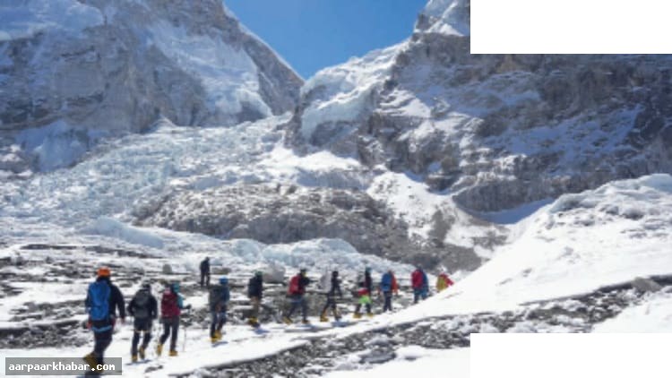एवरेस्ट पर ग्लेशियर से बंद हुआ रास्ता, पर्वतारोहियों को देरी