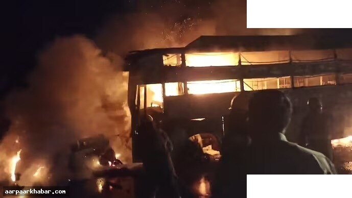 आगरा-लखनऊ एक्सप्रेसवे पर बस में आग, 2 की मौत