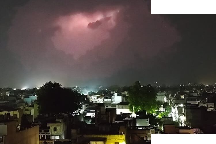 उत्तर प्रदेश में आंधी बारिश से 96 मौतें