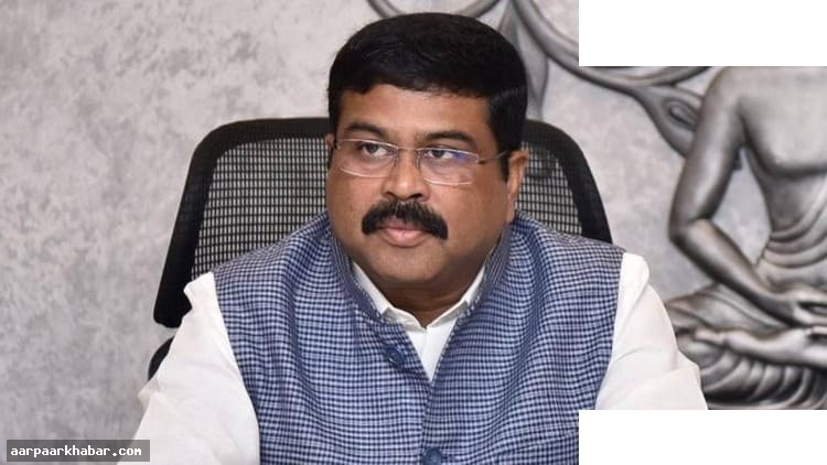 नीट परीक्षा रद्द पर सरकार सक्रिय, शिक्षा मंत्री के घर बैठक