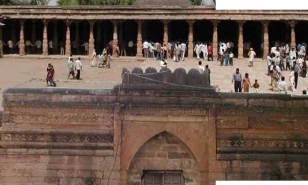 भोजशाला में हिंदू समाज की महाआरती, मुस्लिम पक्ष का बयान