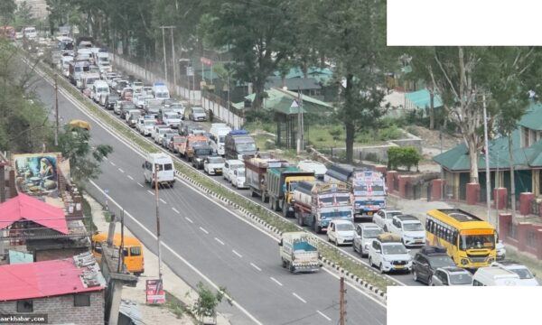 भीषण गर्मी में बर्फ देखने सैलानियों की भीड़