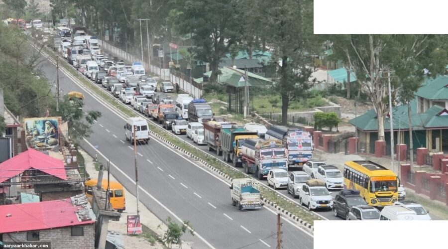 भीषण गर्मी में बर्फ देखने सैलानियों की भीड़