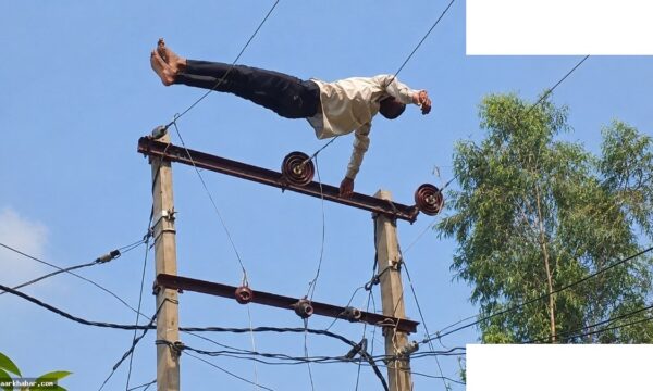 शराबी युवक ने 11000 वोल्ट के तार पर लेटकर मचाया हड़कंप