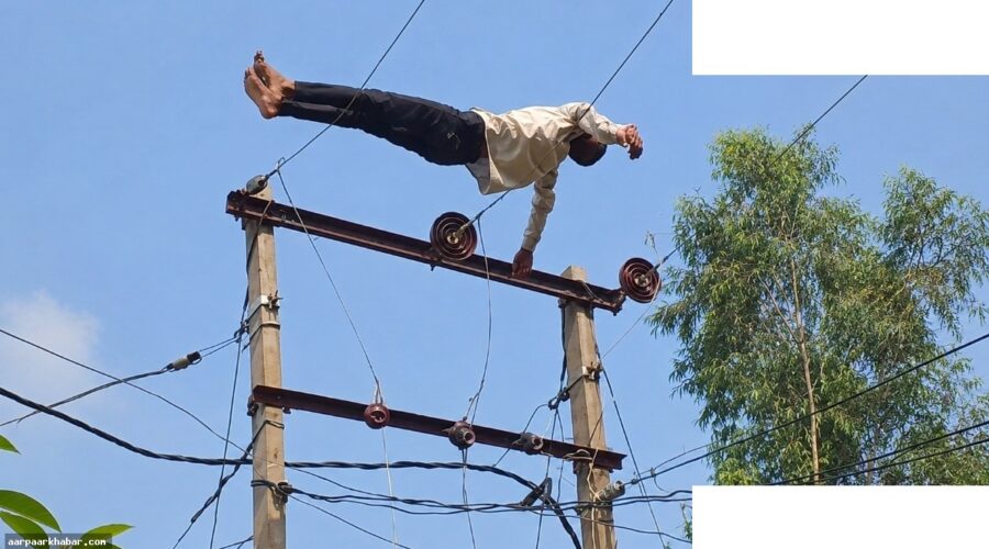 शराबी युवक ने 11000 वोल्ट के तार पर लेटकर मचाया हड़कंप