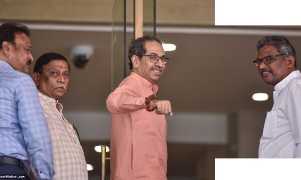 उद्धव ने गायब सांसदों को भेजा संदेश, स्थिति स्पष्ट करें
