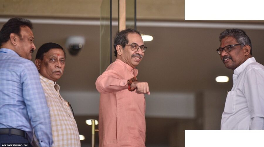 उद्धव ने गायब सांसदों को भेजा संदेश, स्थिति स्पष्ट करें