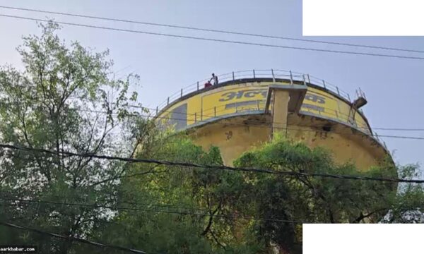 हरदोई में गैंगरेप पीड़िता की टंकी पर चढ़ाई