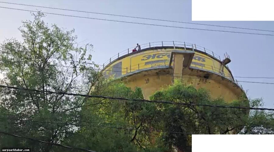 हरदोई में गैंगरेप पीड़िता की टंकी पर चढ़ाई