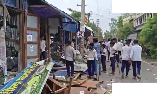 TMC नेताओं ने स्कूल जमीन पर बनवाई दुकानें