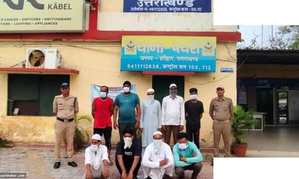हरिद्वार: छतों पर ईंट-पत्थरों का ढेर, पुलिस की कार्रवाई