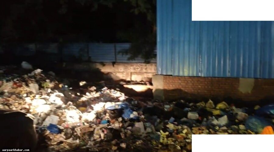 दिल्ली में सफाई कर्मचारियों का धरना, कूड़े के ढेर