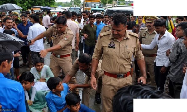 महोबा में स्कूली बच्चों का प्रदर्शन, पुलिस की बदसलूकी